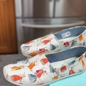 Brand:Tom’s Model: classic Color: natural fairy Godmother print canvas Size 8.5
